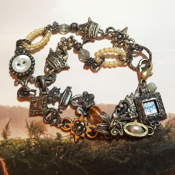 VTG Victorian Revival Crowns, Buttons, e.t.c Bracelet - Picture 6 of 7